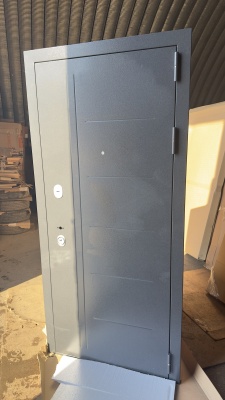 Дверь металл Агрия Царга 16мм, букле графит, МДФ ясень ривьера айс, матовое серое стекло, 2050*860, правая, лот 43552716