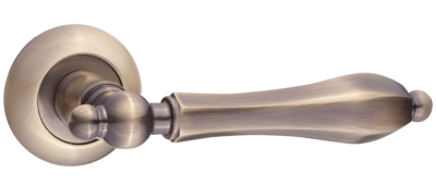 Дверная ручка Каролина на круглой розетке